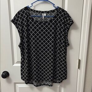 Women's Black and White Geometric Top